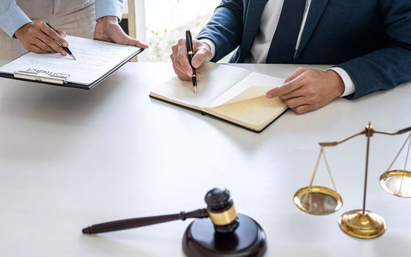 Chuyên viên tư vấn pháp lý nắm giữ vai trò rất quan trọng đối với các doanh nghiệp