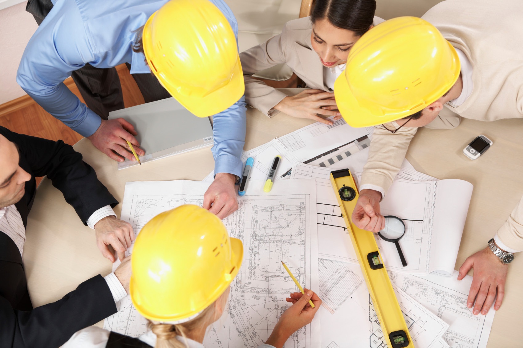 Làm việc ngành xây dựng cần có khả năng làm việc độc lập và làm việc nhóm hiệu quả.