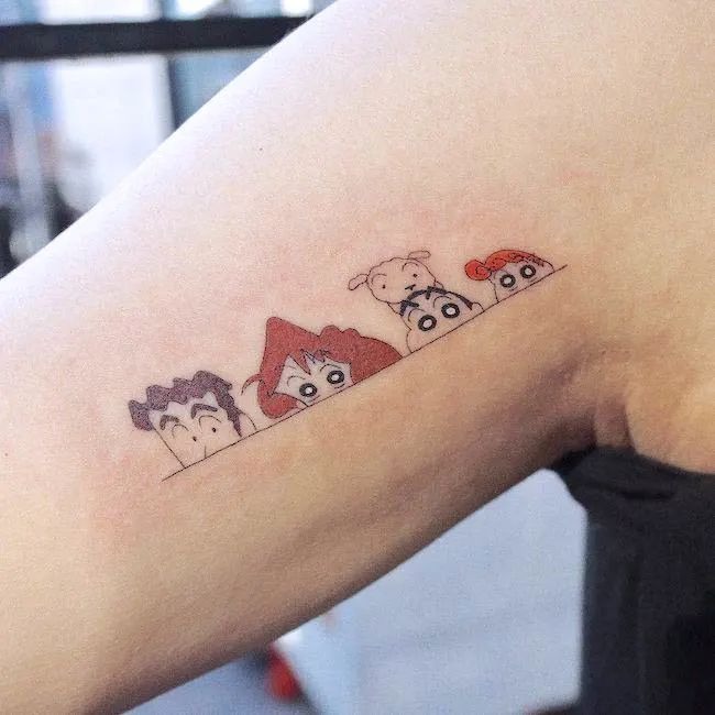 Hình xăm anime gia đình cu shin dễ thương trên cánh tay