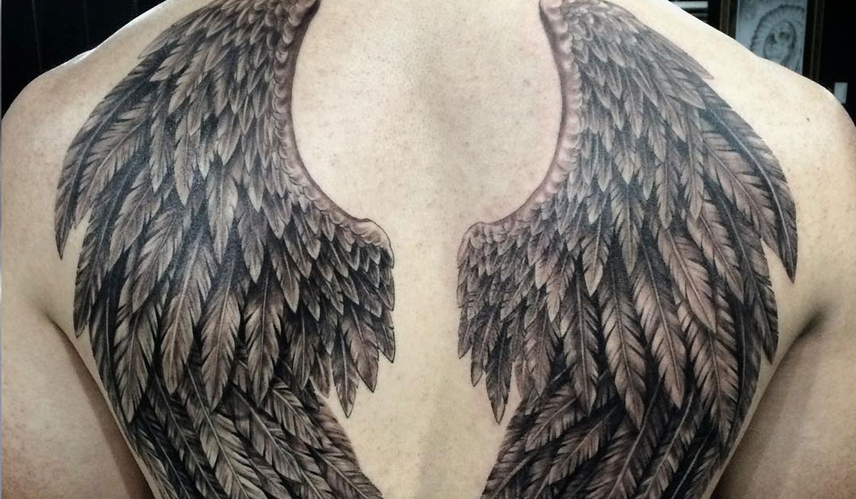 Phần lưng rộng giúp dễ dàng tạo hình đôi cánh thiên thần chi tiết