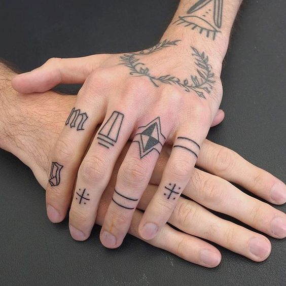 Hình xăm nam ở ngón tay thường là các hình ngôi sao, chữ số hoặc ký tự