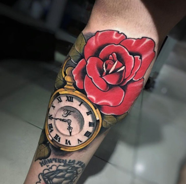 Hình xăm la bàn hoa hồng kết hợp cùng đồng hồ