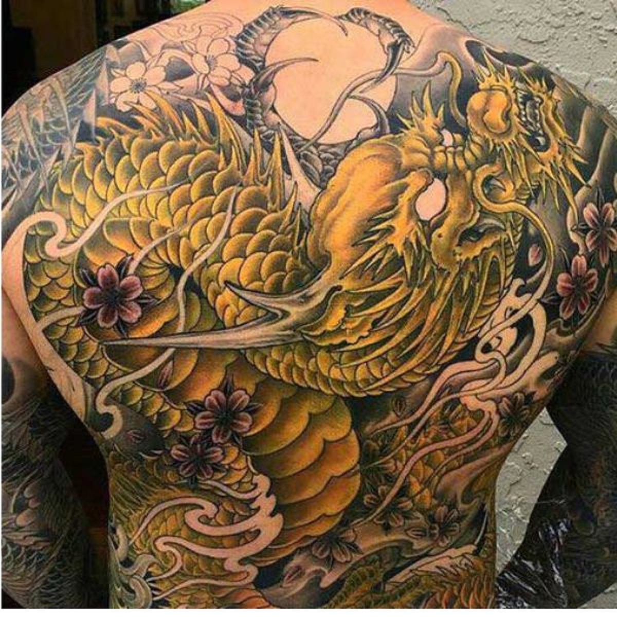 Mẫu hình tattoo rồng vàng full kín lưng dành cho nam giới