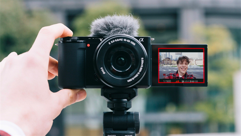 Thiết bị quay video là một trong các dụng cụ làm Youtube quan trọng bắt buộc phải có