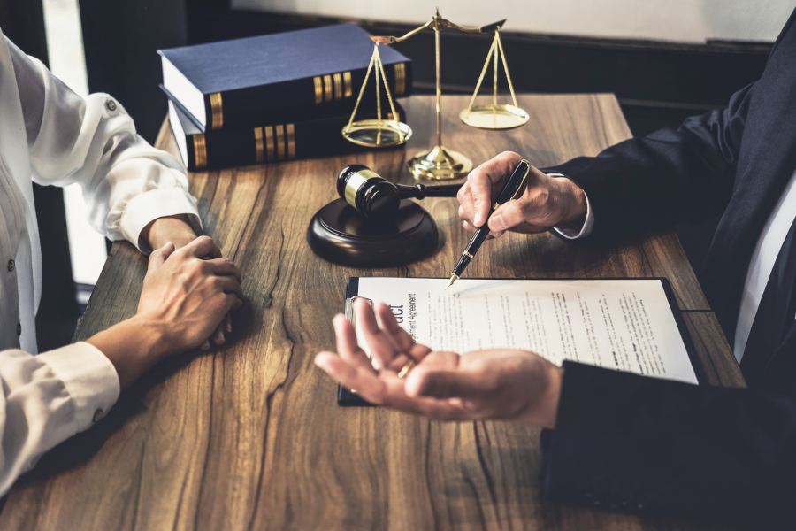 Chuyên viên tư vấn luật pháp sẽ hướng dẫn khách hàng thực hiện theo đúng pháp luật