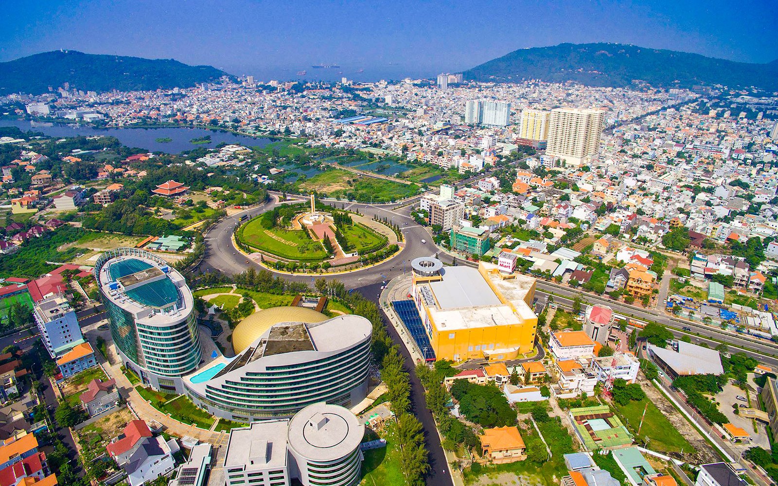 Bà Rịa - Vũng Tàu là một trong những trung tâm kinh tế lớn của Đông Nam Bộ