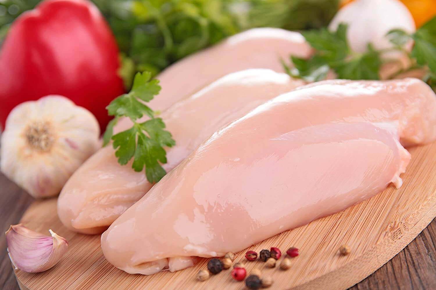 Trong 100gr thịt gà có chứa khoảng 50gr protein