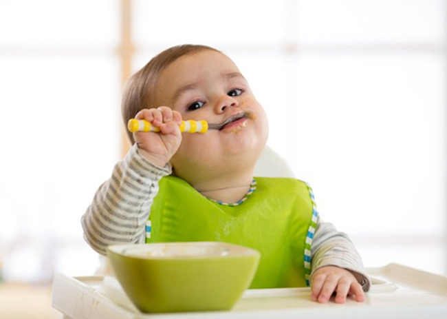 Trẻ từ khoảng 1 - 2 tuổi không nên bỏ qua súp gà trong chế độ ăn